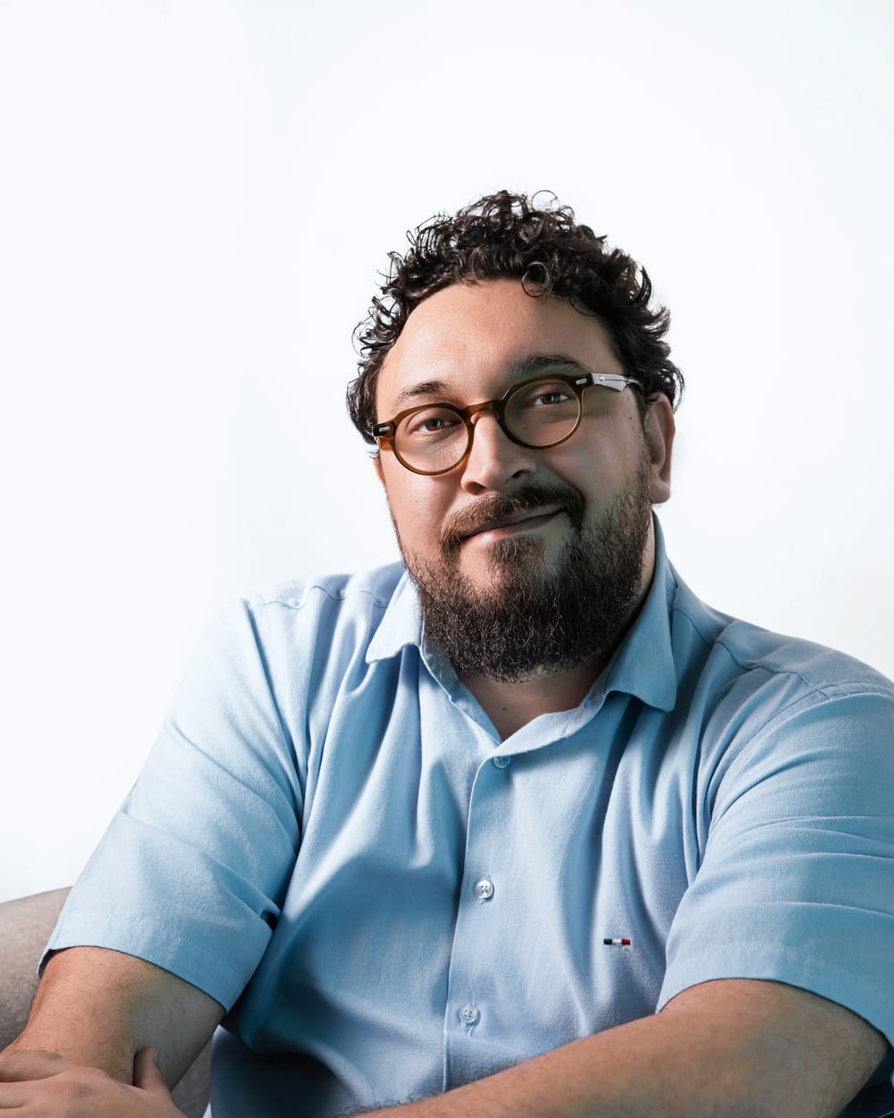 José Rizzotto Neto, psicólogo, em retrato sentado, olhando para a câmera